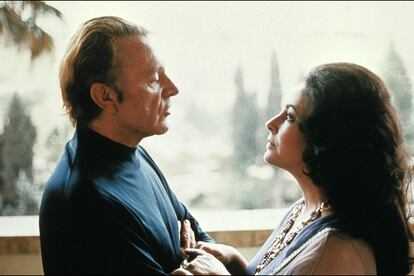 Richard Burton y  Elizabeth Taylor en 1975.