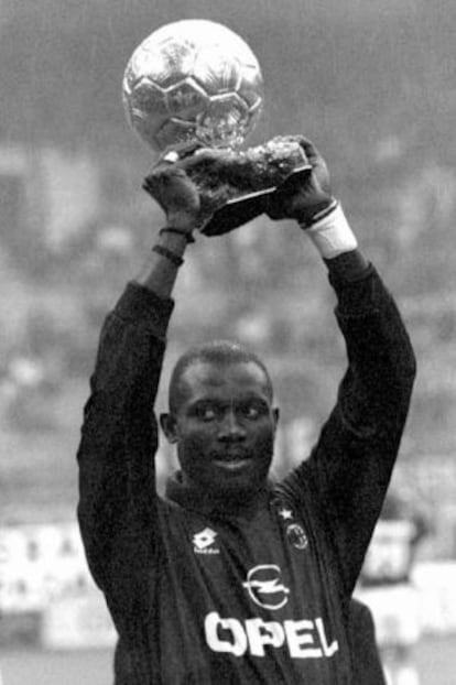 George Weah muestra a la afición del Milan el Balón de Oro conseguido en 1995.