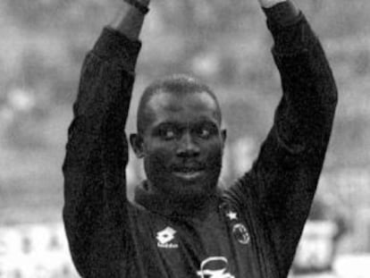 George Weah muestra a la afición del Milan el Balón de Oro conseguido en 1995.