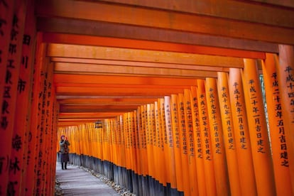 Una visitante en el santuario Fushimi Inari-Taisha, en Kioto (Jap&oacute;n). 