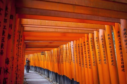 Una visitante en el santuario Fushimi Inari-Taisha, en Kioto (Japón).