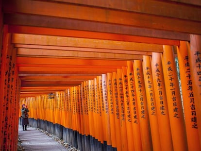 Una visitante en el santuario Fushimi Inari-Taisha, en Kioto (Jap&oacute;n). 