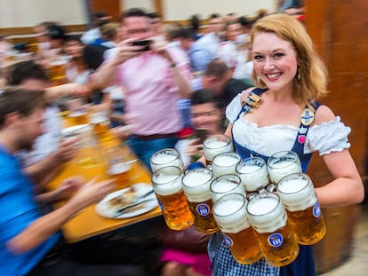 Una camarera sirve 11 litros de cerveza durante el Oktoberfest, en Baviera.