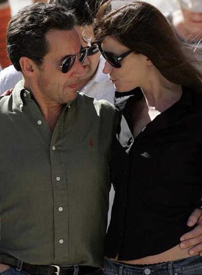 La cantante Carla Bruni y el presidente francés, Nicolas Sarkozy, el 30 de diciembre en Egipto.