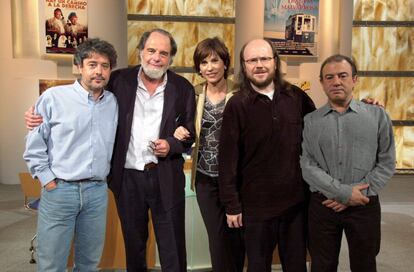 Carlos Iglesias, Juan Luis Galiardo, Concha García Campo, Santiago Segura y Jesús Bonilla en el programa "La Gran Ilusión", de Telecinco, que emite "Todos a la cárcel" de Luis García Berlanga, en 2001.