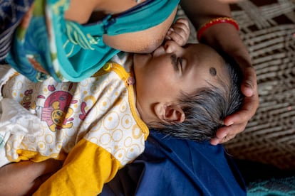 Payal con su hijo de dos meses, Yunik, en  Dungarpur, Rajastán, India. La lactancia materna también actúa como la primera vacuna del bebé, ya que lo protege contra las enfermedades más frecuentes de la infancia.

