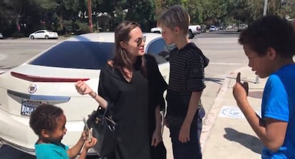 Angelina Jolie junto a su hija Shiloh y los hermanos Alexander, en Los Ángeles.