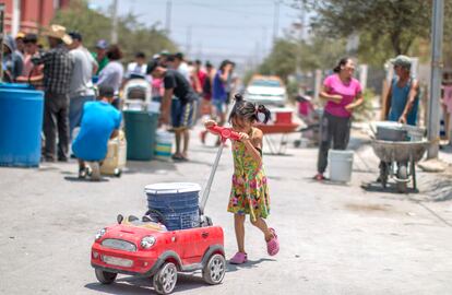 Habitantes del municipio de Juárez. Nuevo León, compran agua en los expendios de agua potable.