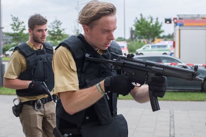 Numerosos agentes de la policía y ambulancias rodean la entrada del centro comercial donde se ha producido un tiroteo en Múnich, Alemania.