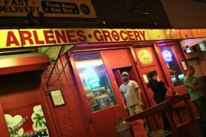 Exterior de la sala, Arlene's Grocery, en el Lower East Side de Manhattan, en Nueva York.