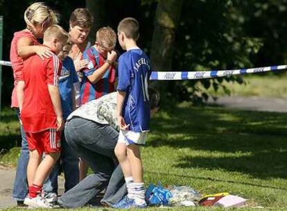 Amigos de Rhys Jones dejan flores en el lugar donde el niño fue asesinado, en la ciudad inglesa de Liverpool.