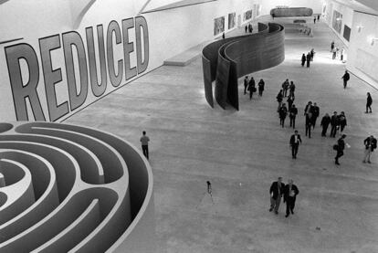 Las esculturas<i> El laberinto</i> de Robert Morris y al fondo <i>La serpiente</i> de Richard Serra, en la exposición inaugural del Guggenheim en 1997.