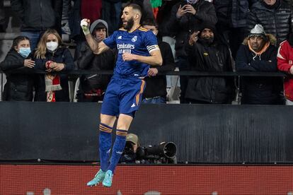 Benzema celebra su gol en el partido del Rayo Vallecano contra el Real Madrid.