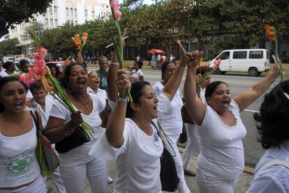 Integrantes del grupo de mujeres Damas de Blanco cantan consignas a favor de los presos políticos, con lirios que reparten en las calles de La Habana.