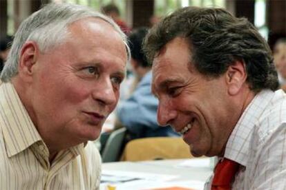 Oskar Lafontaine (izquierda) conversa con el presidente del WASG, Klaus Ernst, durante una reunión en Kassel.