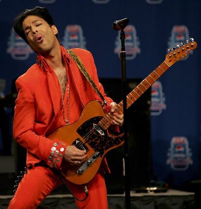 El músico estadounidense Prince, durante el intermedio de la Super Bowl celebrada en Miami Beach (Florida). El artista, nacido en Minneapolis, irrumpió en la escena musical a finales de los setenta.