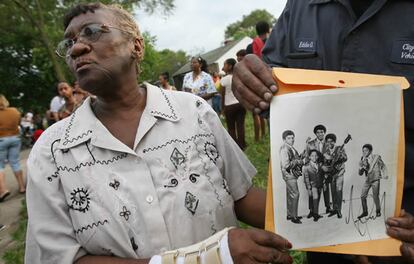 Mabele Moore, vecina de la familia Jackson en Gary ( Indiana) , muestra una foto dedicada de los Jackson Five .