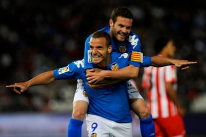 Soldado celebra su gol ante el Almería con Mata.