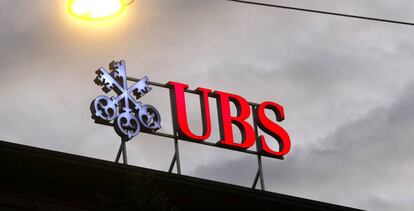 Logo del banco UBS en Zurich, Suiza.