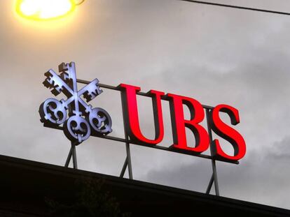 Logo del banco UBS en Zurich, Suiza.