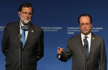 O presidente francês, François Hollande, ao lado do primeiro-ministro espanhol, Mariano Rajoy, neste sábado, 28 de janeiro de 2017, na cúpula de países do sul da UE em Lisboa (Portugal).