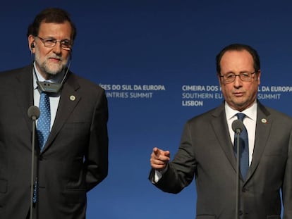 O presidente francês, François Hollande, ao lado do primeiro-ministro espanhol, Mariano Rajoy, neste sábado, 28 de janeiro de 2017, na cúpula de países do sul da UE em Lisboa (Portugal).