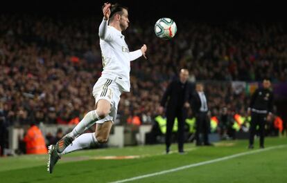 Gareth Bale controla el balón en el clásico del Camp Nou.