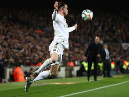Gareth Bale controla el balón en el clásico del Camp Nou.