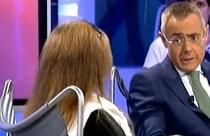 The mother of a murder suspect is interviewed on 'La Noria.'