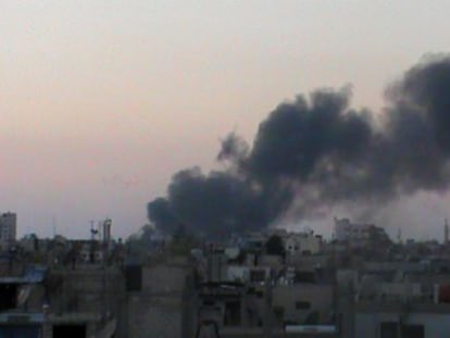 Imagen, difundida por la oposici&oacute;n, que fue supuestamente tomada en Hama el viernes. 