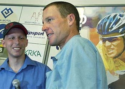 Armstrong, durante una visita en Praga a un hospital para niños enfermos de cáncer.