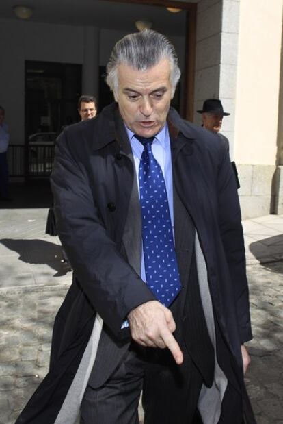 El extesorero nacional del PP, Luis Bárcenas, sale del Tribunal Superior de Justicia de Madrid tras declarar por su implicación en el 'caso Gürtel'.