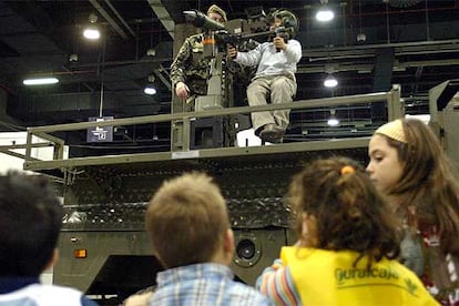 Un ni?o manejaba ayer por la ma?ana un arma en una instalacin del Ejrcito en Expojove.