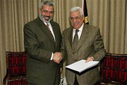 El primer ministro palestino, Ismail Haniya (izquierda), con el presidente, Mahmud Abbas, ayer en la ciudad de Gaza.