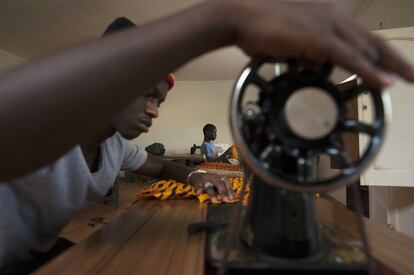 Paulo y Sailu, alumnos de un curso de costura en Guinea Bissau. 