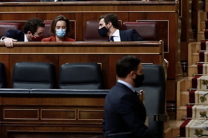 El líder de Vox, Santiago Abascal, pasa ante la bancada del Partido Popular antes de su discurso.