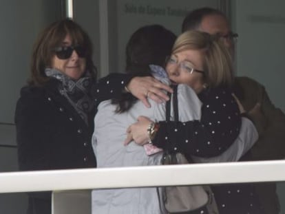 Julia Ordóñez (de espaldas) es abrazada por familiares mientras esperan la autopsia de su marido, José Antonio Martínez, en Granada.