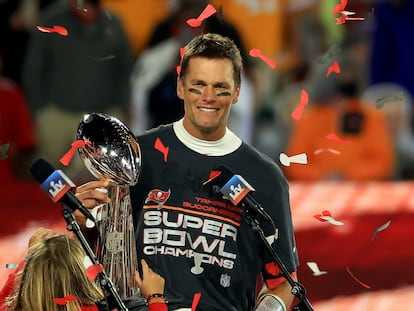 Tom Brady levanta el trofeo Vince Lombardi que le acredita como campeón de la Super Bowl con Tampa Bay.