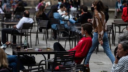 Un chico fuma en una terraza en Santiago de Compostela.