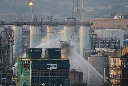 Los bomberos trabajan refrescando el exterior del tanque de óxido de etileno de la industria, donde se desató el incendio, este miércoles.