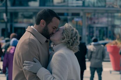 O. T. Fagbenle y Elisabeth Moss en la quinta temporada de 'El cuento de la criada'.