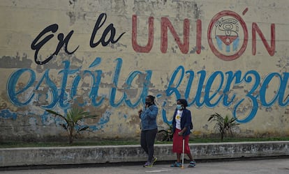 Dos cubanas caminan por una calle de La Habana, el 12 de enero pasado.