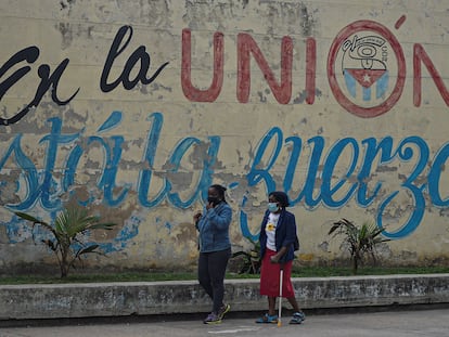 Dos cubanas caminan por una calle de La Habana, el 12 de enero pasado.