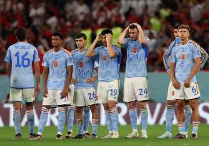 La selección de fútbol perdió en los octavos de final frente a Marruecos. Tras acabar los 90 minutos de partido y los 30 de la prórroga sin goles, en la tanda de penaltis Sarabia tiró al palo el primero y el portero marroquí paró el segundo a Soler y el tercero a Busquets.