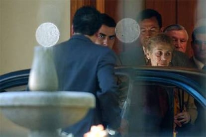 Teresa Hernández abandona ayer la mansión de Pinochet, tras notificarle su procesamiento.