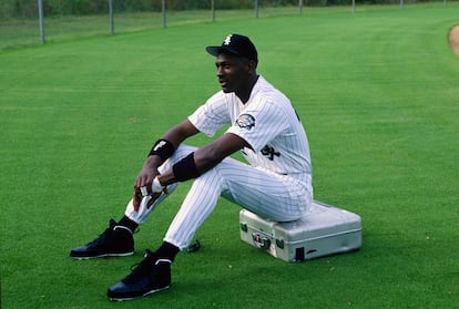 Michael Jordan durante un descanso de un partido con los Chicago White Sox en 1994, cuando dejó el baloncesto por el béisbol.