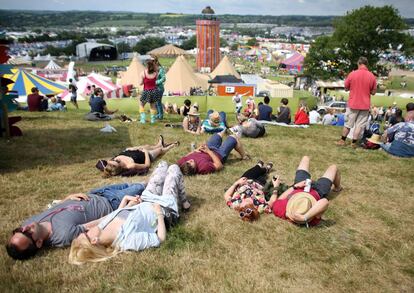 Ambiente soleado durante le primer día del festival británico de Glastonbury, 26 de junio de 2013.