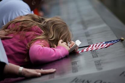 Una niña llora sobre el homenaje a las víctimas del 11-S.