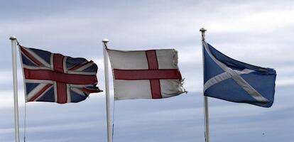 La 'Union Jack' (izqda), la Cruz de San Jorge y la 'saltire', en Adderstone, Inglaterra.