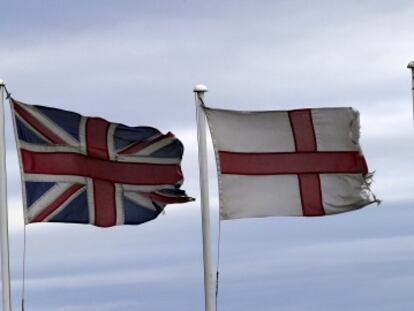 La 'Union Jack' (izqda), la Cruz de San Jorge y la 'saltire', en Adderstone, Inglaterra.